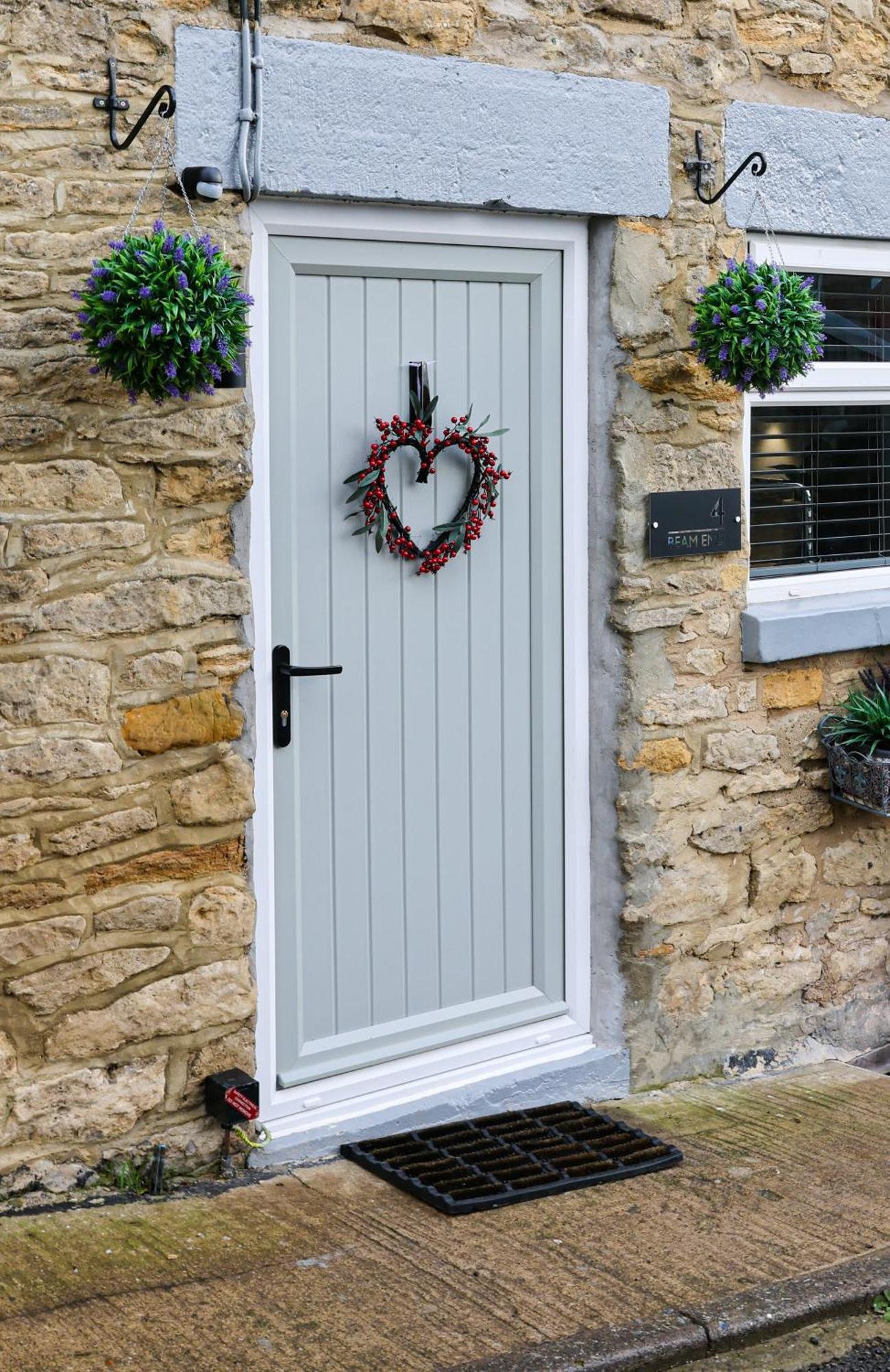Beam End Snainton - Modern 2-Bedroom Stone Cottage 외부 사진